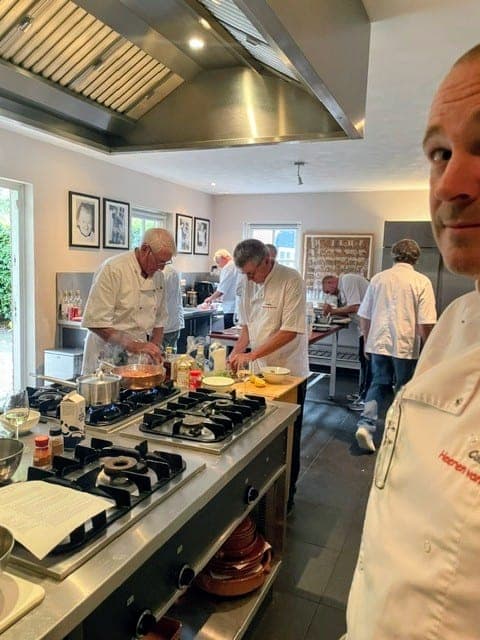 Deelnemers koken samen in de keuken tijdens een kookworkshop