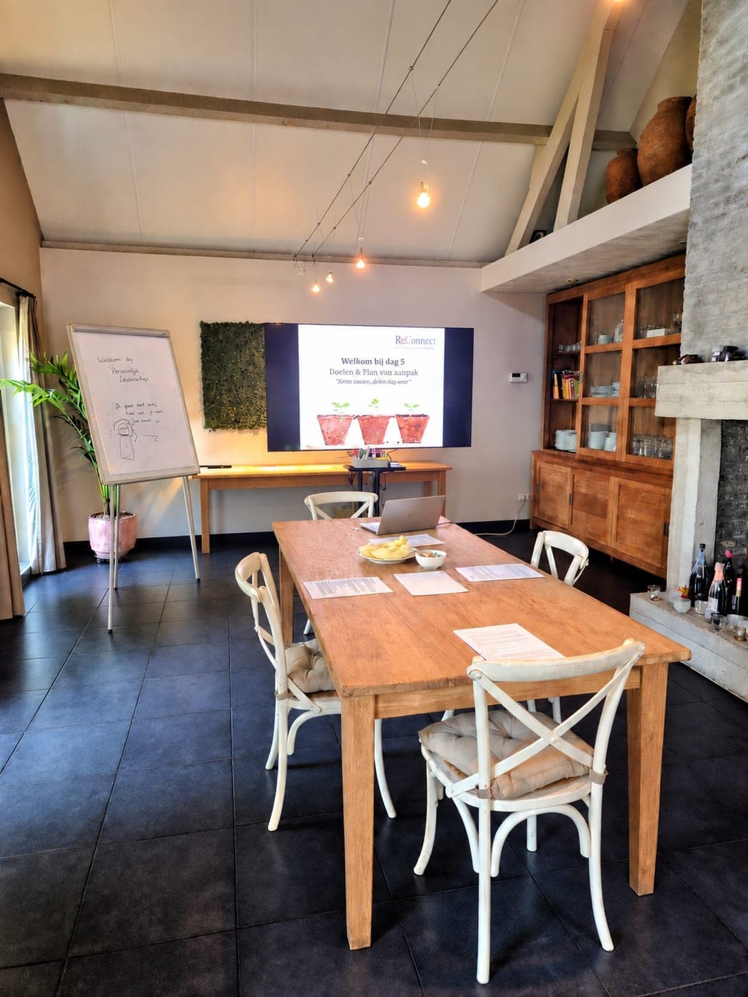 Training met flip-over en presentatiescherm aan tafel